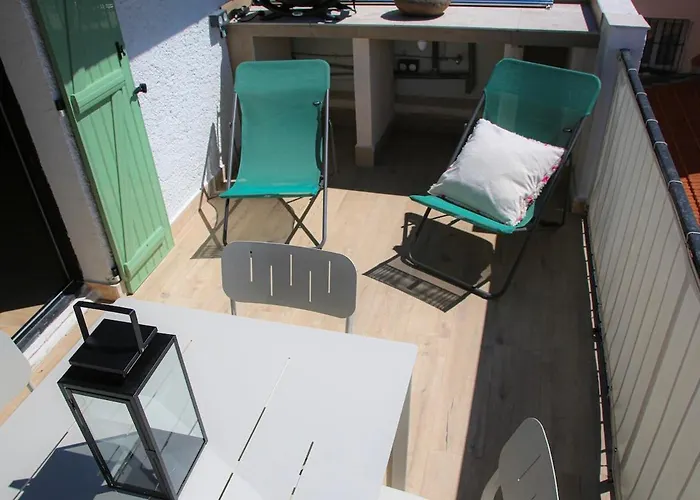 3p Avec Terrasse Dans La Vieille Antibes