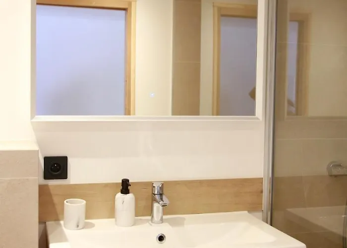 Apartment 3p Avec Terrasse Dans La Vieille Antibes